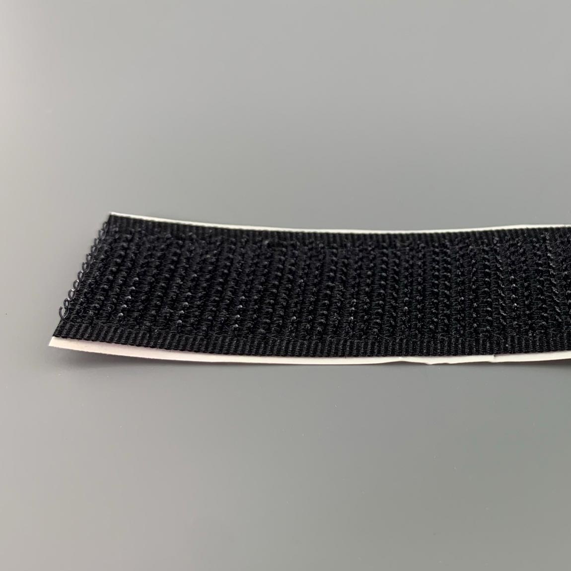 Klittenband haak op rol 20 mm breed 25 meter lang zwart Klittenband haak op rol 20 mm breed 25 meter lang zwart