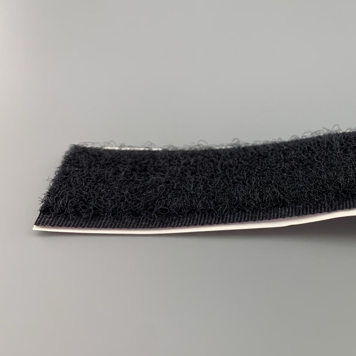 Klittenband lus op rol 20 mm breed 25 meter lang zwart Klittenband lus op rol 20 mm breed 25 meter lang zwart